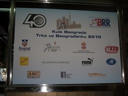 Radni sto sportskog menadžera sa dokumentima i laptopom